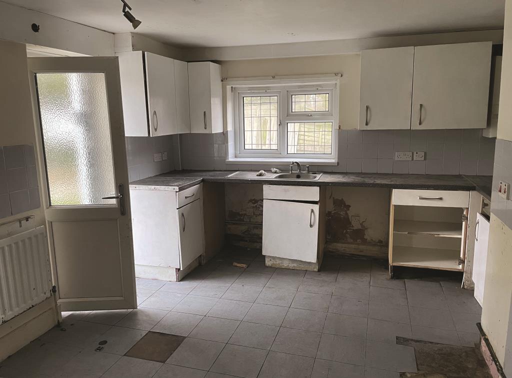 Lot: 82 - DETACHED HOUSE AND LARGE GARDEN WITH DEVELOPMENT POTENTIAL - View of kitchen with access to garden in need of updating